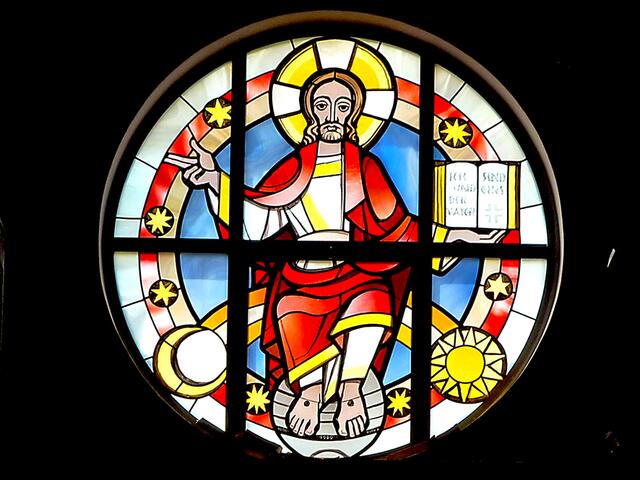 Auch Glasfenster fallen in Franz Weißʼ vielfältiges künstlerisches Wirken. Im Bild: Christus Pantokrator – ein Buntglasfenster der Stationskaplanei Autal bei Graz.
 | Foto: Kaindl/DMG