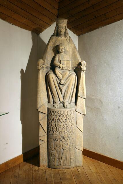 Eine Statue der Thronenden Maria mit Kind schuf der Universalkünstler für die Filialkirche Maria Schutz in Graz-Kalkleiten.
 | Foto: Bacher/DMG