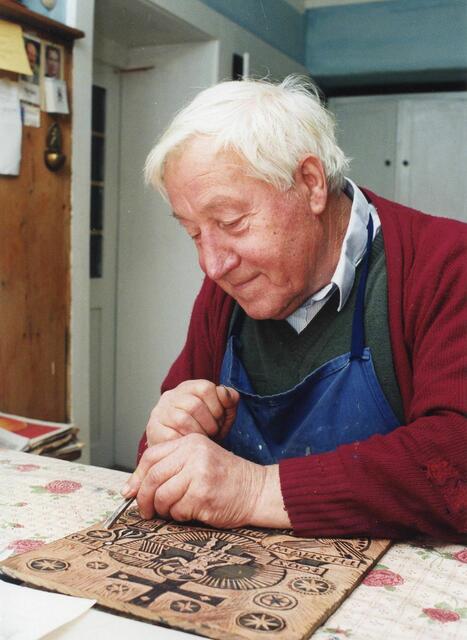 Ein tiefer Glaube prägte viele Werke von Franz Weiß – hier beim Anfertigen eines Holzschnittes. Am 4. Juni 2024 jährte sich sein Todestag zum zehnten Mal. | Foto: Amsüss