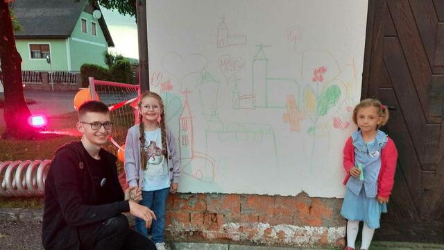 Frauental: Kinder bemalen die Pfarrkirche