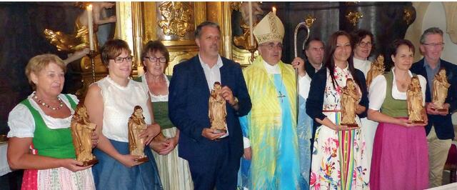 Beim Seelsorgeraumfest am 8. Juni segnete Bischof Wilhelm Krautwaschl neun Statuen der hl. Katharina von Siena – der neuen SR-Patronin – und übergab sie VertreterInnen der Pfarren als Zeichen der Einheit. An ihrem Gedenktag (29. April) wird es einen gemeinsamen Gottesdienst geben. | Foto: Köck