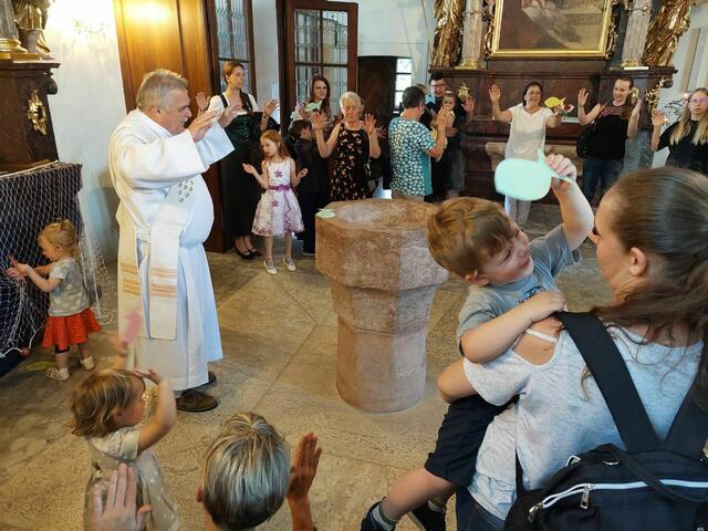 Junge Familien. Seit 2022 gibt es Tauferinnerungstreffen. Einmal im Jahr werden die Tauffamilien zu Kindergottesdienst und gemütlichem Beisammensein eingeladen. Außerdem gab es eine Elternbildungsreihe zu kirchlichen Festen, mit Vortrag, Kinderprogramm und liturgischem Feierteil. | Foto: Doris Kaltenböck-Auer