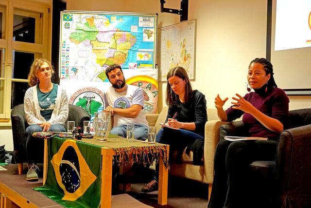 Bei ihrem Besuch in Österreich konnten Aldenisse de Souza (r.) und Moisés Borges (2. v. l.) den Herausforderungen der Menschen im Norden Brasiliens Gehör verschaffen –  hier bei einem Vortrag im Welthaus Graz. | Foto: Welthaus