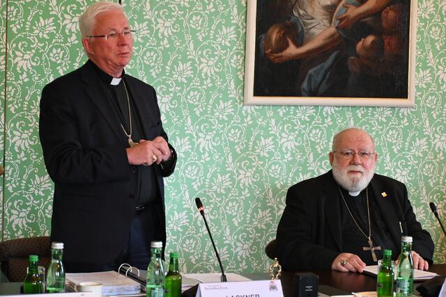 Erzbischof Franz Lackner konnte auch Österreichs Nuntius Erzbischof Pedro Lopez Quintana bei der Sommervollversammlung der Bischofskonferenz in Mariazell begrüßen. | Foto: Kathpress/Wuthe