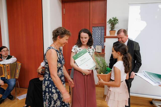 Ein Blumenkistchen mit Kräutern und regionalen Schmankerln überreichte Elsa. Ein Würdigungspreis für die kreative Verwertung von Kerzenwachs ging an die Pfarre Lassing. | Foto: Gerd Neuhold - Sonntagsblatt für Steiermark
