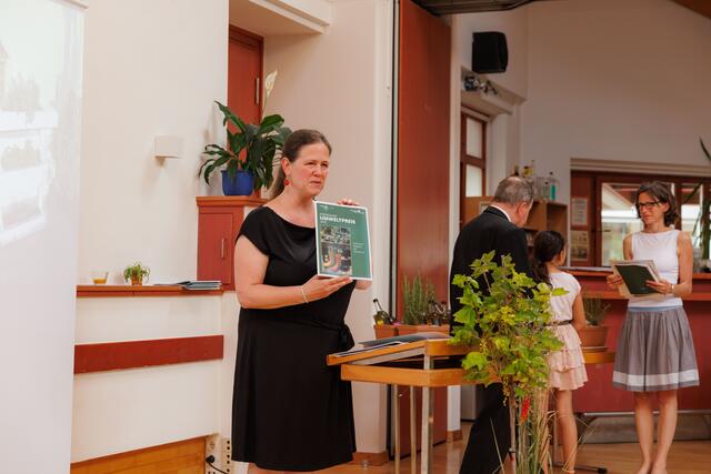 In einer Broschüre sind alle Projekte beschrieben. Wer Inspiration braucht, kann sie bei der Umweltbeauftragten Eva Heidlmair erhalten. | Foto: Neuhold