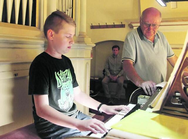Neuberg. Der junge Interpret Morice Krenn an der Orgel – sie erklang neu gereinigt und gestimmt.