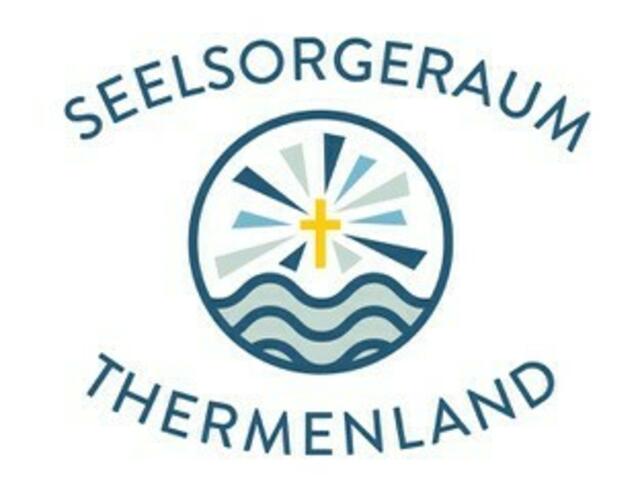 Wasser als Lebenselexier im Thermenland und als christliches Symbol. Durch das Wasser der Taufe sind wir eingetaucht in das lebendige Wasser – Jesus Christus. Er ist die strahlende Mitte unserer elf Pfarren.