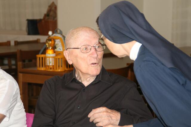 Sr. Sigrid im Gespräch mit Prälat Leopold Städtler. | Foto: Reich