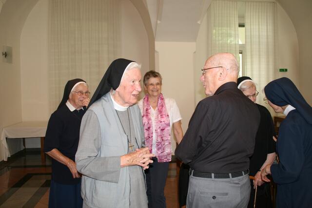V. l.: Sr. Eva Maria, Sr. Maria Bosco, Sr. Maria, Prälat Städtler, Sr. Notburga und Sr. Engeltraud.  | Foto: Reich