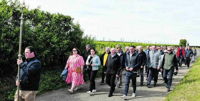 Deutschkreutz . Die Bittprozession mit Kreisdechant Nikolas O. Abazie und weiteren 100 Teilnehmern wurde mit dert hl. Messe im Schloss fortgesetzt.