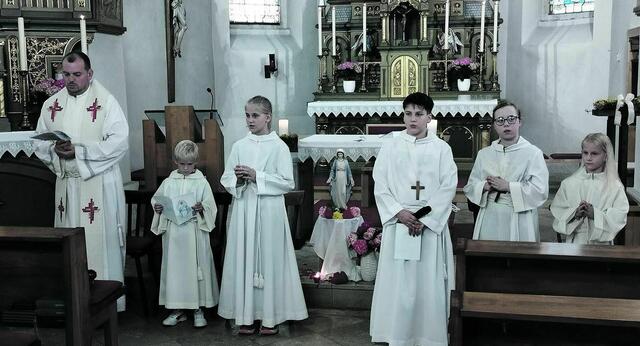 Deutsch Tschantschendorf. Die Ministranten gestalteten eine Maiandacht mit Pfarrer Kurt Aufner.