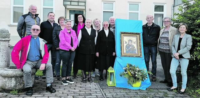 Steinberg. Bei der Maiandacht wurde eine Ikone der Gottesmutter betrachtet und um Hilfe in allen Anliegen gebetet.