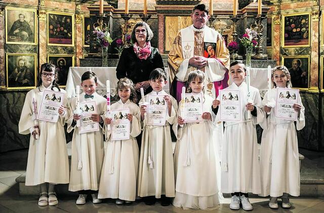Rattersdorf. Ingrid Draskovits bereitete sie vor, Pfarrer Johann Ghinari spendete sieben Kindern die Erstkommunion.
