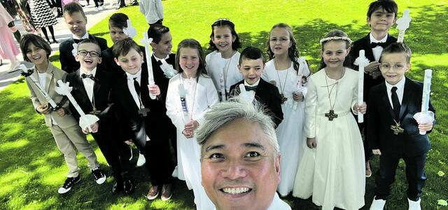 Podersdorf. Das Gruppenfoto zur Erstkommunion gestaltete P. Gabriel Chumacera OCist spontan als Selfie.