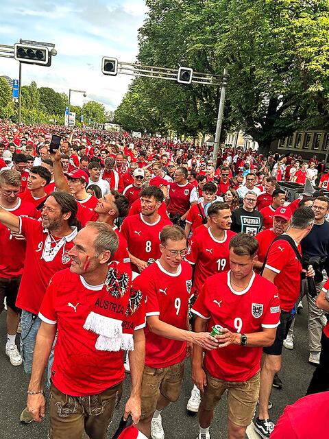 Zu Zehntausenden strömten die Zuschauer in ihren Landesfarben in fröhlichen Fanmärschen zu den Stadien. In Düsseldorf wurde dabei auch das Vaterunser gesungen, berichtet der Steirer Franz Prettenthaler. | Foto: Prettenthaler