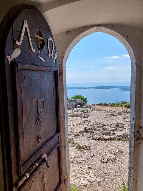 Die Tür öffnen und neue Orte und andere Länder besuchen – das wünschen sich viele für den Sommer. | Foto: Insel Cres/Kroatien, Grager