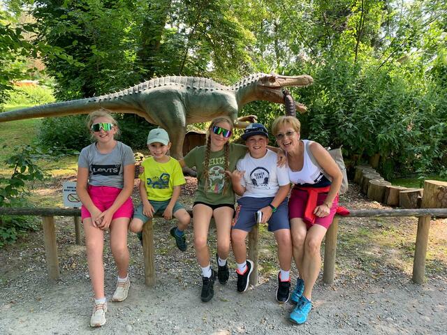 MinistrantInnen aus Irdning-Aigen und Donnersbach hatten viel Spaß beim Ausflug ins Dinoland in Oberösterreich.  | Foto: Pfarre