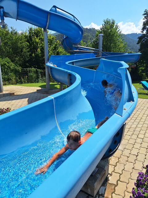 Einfach eintauchen! Mit Schwung rutschten die Buben und Mädchen vom Pfarrkindergarten Pernegg in den Sommer und in die wohlverdienten Ferien. | Foto: Kornthaler 