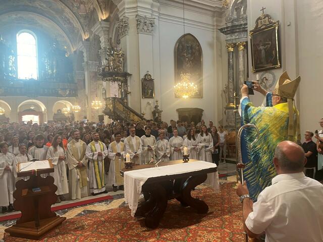 Bischof Wilhelm Krautwaschl sandte die 210 steirischen Minis mit ihren BegleiterInnen bei einem Gottesdienst am Sonntag, 28. Juli, in der Basilika Mariatrost in Graz. Ein Abschiedsfoto durfte nicht fehlen. | Foto: Michael Fürnschuß