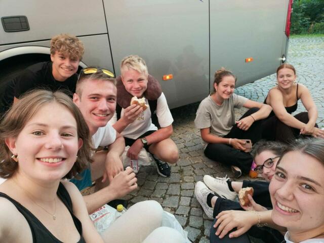 Vor der Abfahrt in Graz stärkt sich eine MinistrantInnen-Gruppe aus der Pfarre Gleisdorf. | Foto: Michael Fürnschuß