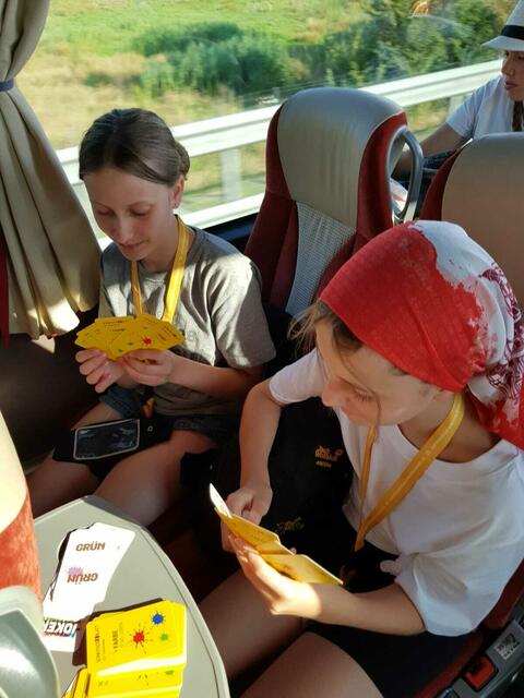 Zum Zeitvertreib auf der langen Busfahrt hat das Sonntagsblatt den Minis ein Kartenspiel als kleines Präsent mit auf die Reise gegeben.  | Foto: Michael Fürnschuß