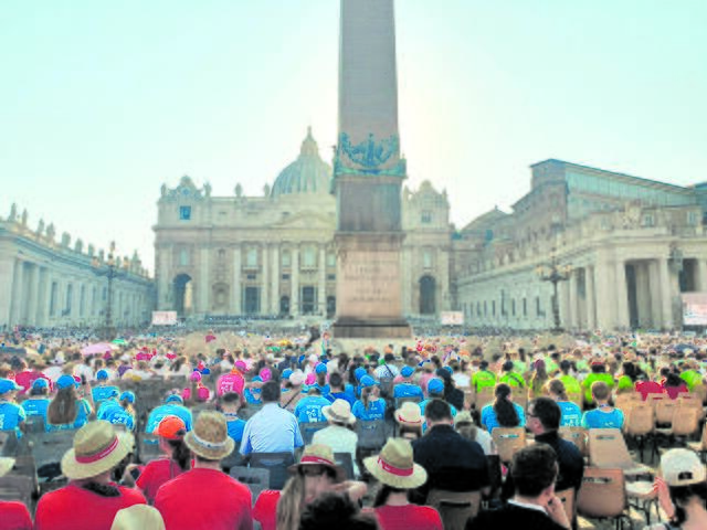 Blick auf den vollen Petersplatz. Rund 50.000 Minis samt Begleitpersonen aus 20 Ländern gaben sich ein Stelldichein. | Foto: Marietheres Dietzschold-Bojakovsky