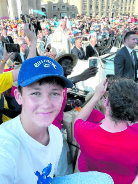 Ein gelungenes Selfie des Ministranten Philipp Burghofer aus der Pfarre Aschbach - Papst Franziskus ist ganz nah. | Foto: Philipp Burghofer