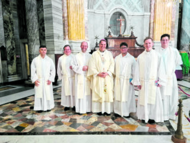 Heilige Messe mit dem Jugendbischof von Deutschland, Bischof Stefan Oster (Mitte, Bistum Passau), Pfarrer Josef Balteanu, Ordinariatskanzler Markus Heinz, Generalvikar Christoph Weiss, P. Florian Ehebruster, P. Matthäus Kern und P. Christoph Fischer.
 | Foto: zVg