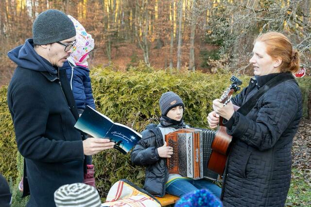 Herbergsuche. Ein beachtenswertes Projekt wurde in der Pfarre St. Georgen umgesetzt. Um die Kapellen und auch alte Bräuche wieder neu zu beleben, wurde ein Behelf zum Thema Herbergsuche gestaltet und zum Mitfeiern an vielen Orten eingeladen. Hunderte Menschen aus dem SR nahmen das Angebot an.  | Foto: H. Lödler 