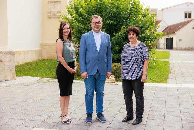 Das Führungsteam des Seelsorgeraums (kurz SR) Leibnitzer Feld besteht aus (v. l.) Manuela Wabnegg als andlungsbevollmächtigte für Verwaltung (kurz: HV), Pfarrer Anton Neger als Leiter des Seelsorgeraums (SL) und Renate Nika als andlungsbevollmächtigte für Pastoral (HP). | Foto: Pfarre
