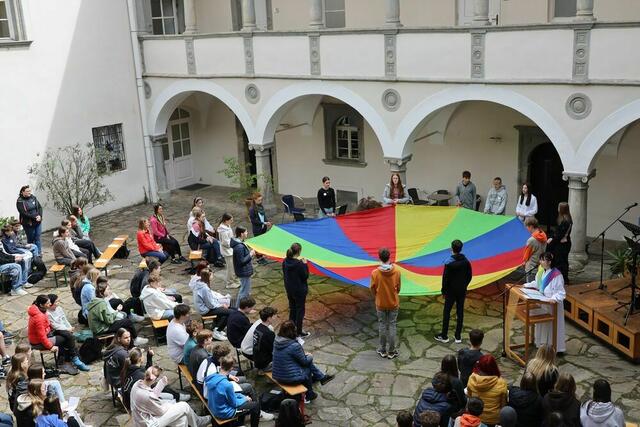 Firmung. Ein fixer Bestandteil der SR-Firmvorbereitung ist die Sternwallfahrt der FirmkandidatInnen aus allen sechs Pfarren nach Schloss Neudorf bei Wildon. Ein gemeinsamer Gottesdienst, ein gemeinsames Mittagessen und ein ansprechendes Nachmittagsprogramm gehören dazu. | Foto: Pfarre