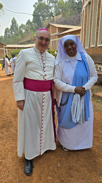 Bischof Wilhelm Krautwaschl besuchte in Afrika viele Hilfsprojekte. Die weiße Soutane, die man sonst nur vom Papst kennt, soll die hohen Temperaturen erträglicher machen. | Foto: KKS