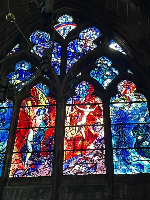 Metz. Marc Chagall erzählt in seinen Glasfenstern biblische Geschichten mit leuchtenden und berührenden Farben. | Foto: Finster