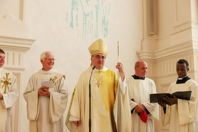 Bischof Wilhelm Krautwaschl überreichte jeder und jedem persönlich das Sendungsdekret - die "Missio canonica". | Foto: Gerd Neuhold - Sonntagsblatt für Steiermark