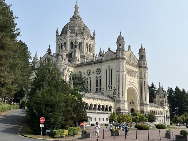 Lisieux. Die 1954 fertiggestellte 
Basilika (Bild oben) ist der heiligen Therese von Lisieux (1873–1897) geweiht. Sie ist eine der größten Kirchen, die im 20. Jahrhundert gebaut wurden, und nach Lourdes die zweitgrößte Wallfahrtsstätte Frankreichs. Die Kirche im neobyzantinischen Stil fasst 4000 Personen und wird jährlich von über zwei Millionen Menschen besucht. 
