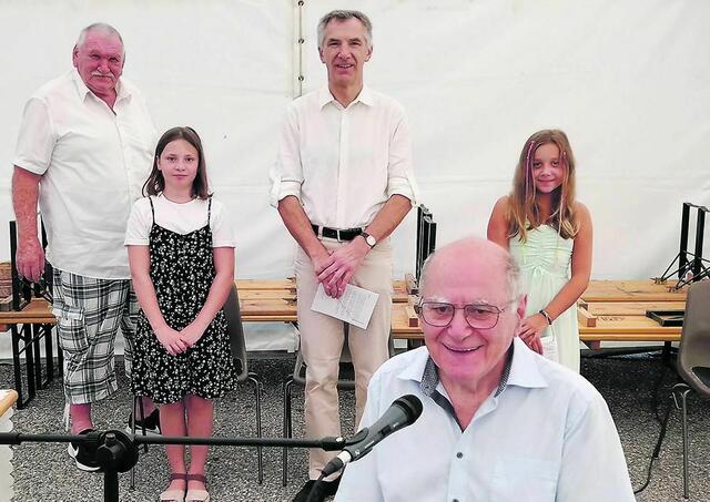Neuberg. Mit Wortgottesdienst und Frühschoppen wurde der große Frauentag begangen. Bild: Emil und Emma Kovacs, Arnold Boisits (Ratsvikar, Leiter der Liturgie), Xenia Novak und Robert Novakovits (vorne, Kantor).