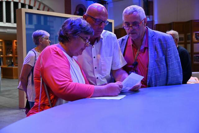 SONNTAGSBLATT_Reisen sind bekannt für ihre sorgfältige Vorbereitung. Maria Rois, die „Erfinderin“ auch der Normandie-Reise (im Bild links), klärt alle Details haargenau mit Willi Pölzl und Heinz Finster ab – so gelingen beeindruckende Momente.
 | Foto: Bendekovits