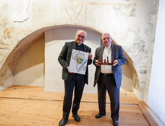 Die Bischöfe Wilhelm Krautwaschl und Werner Freistetter klären auf, warum es in der Auslandshilfe wichtig ist, auf die Menschen einzugehen und zu fragen „Was braucht ihr?“ | Foto: Neuhold