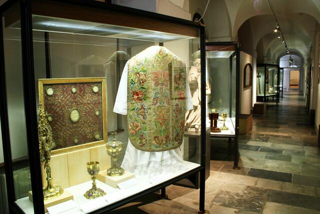 Prächtige Gewänder und liturgische Geräte (derzeit zu sehen im Diözesanmuseum) erhielt die Ägydiuskirche zumeist als Schenkungen.