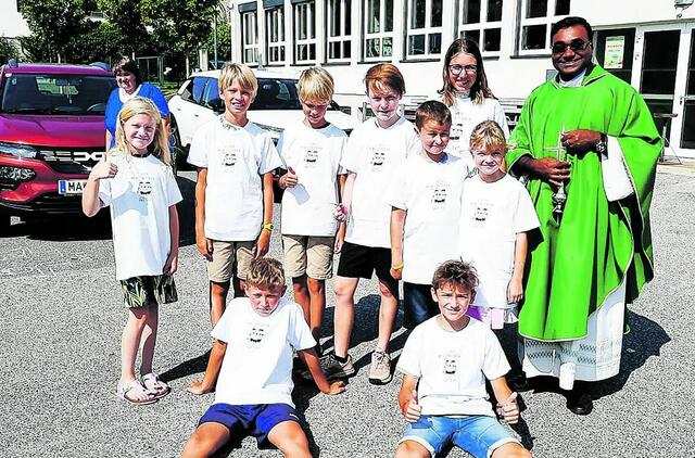 Wiesen. Beim Pfarrfest erhielten die Ministranten ein Geschenk von P. Jomon.