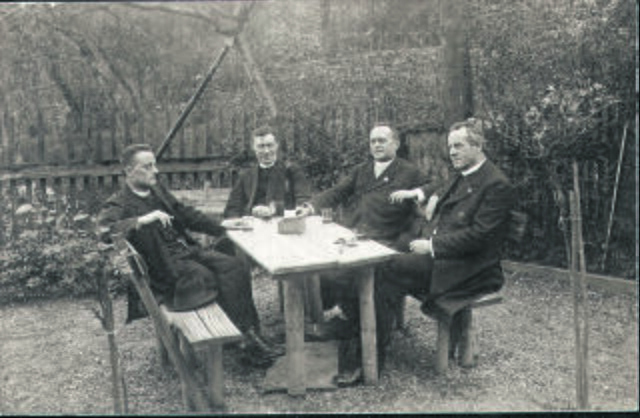 Memelauer (2.v.l.) als Dompfarrer beim gemütlichen Beisammensein mit Priesterkollegen. | Foto: Diözesanarchiv St. Pölten