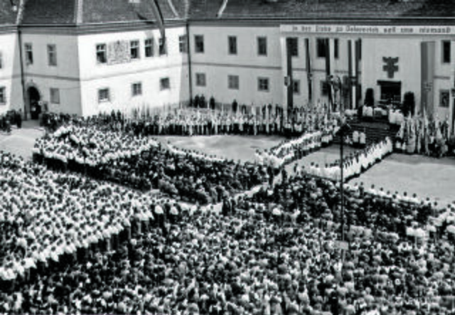 Heimattag am Domplatz am 2. Mai 1954. | Foto: Diözesanarchiv St. Pölten