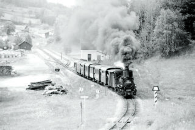 Historische Aufnahme eines Zuges beim Bahnhof Steinbach-Großpertholz auf einer der Waldviertler Schmalspurbahnen, die von Gmünd aus das nordwestliche Waldviertel erschlossen. | Foto: Herbert Ortner