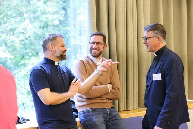 Als „solidarische Karawane“ wurde der missionarische Auftrag der Kirche bei der Priesterwoche mit einem Wort von Papst Franziskus umschrieben. Rasten, sich austauschen, beten, neue Ziele formulieren: Bernhard Pesendorfer, Patrick Schützenhofer und Dietmar Grünwald genießen 
die Stärkung in der „Karawanserei“ auf Schloss Seggau. | Foto: Gerd Neuhold - Sonntagsblatt für Steiermark