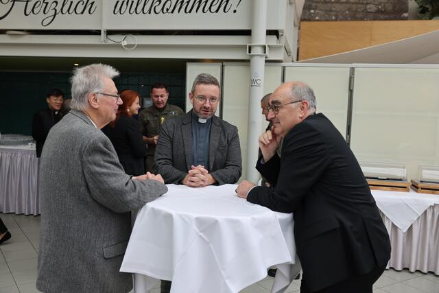 Zu offenem Austausch jenseits der Zuweisung ins „rechte“ oder „linke“ Lager ermutigte Bischof Krautwaschl die Priester. Auf Schloss Seggau ist dazu reichlich Gelegenheit. | Foto: Gerd Neuhold - Sonntagsblatt für Steiermark