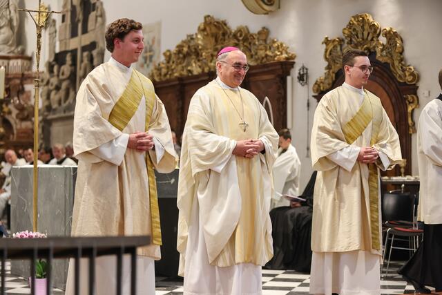 Bischof Wilhelm Krautwaschl (Mitte) hat am Sonntag, 22. September, Lukas Weissensteiner (l.) und Thomas Lang (r.) wurden zu Diakonen. | Foto: Gerd Neuhold - Sonntagsblatt für Steiermark