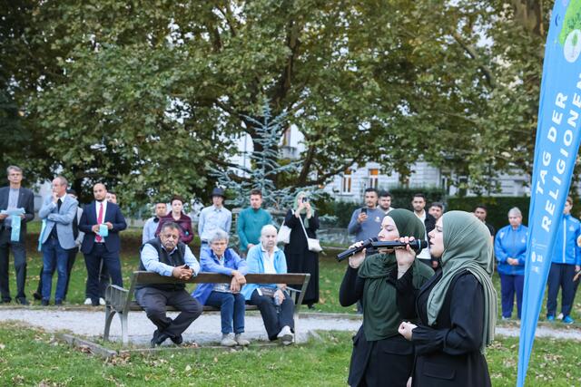 Zum Abschluss des ersten Tags der Religionen in Graz trugen mehrere Religionsgemeinschaften etwas bei – im Bild: Sängerinnen der islamischen Glaubensgemeinschaft. | Foto: Gerd Neuhold - Sonntagsblatt für Steiermark