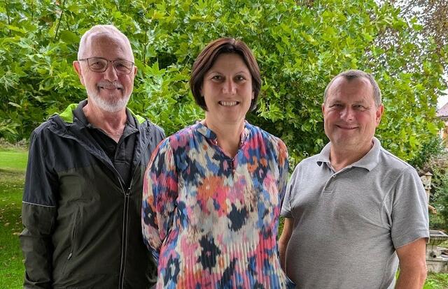 Das Seelsorgeraum-Führungsteam im SR Südoststeirisches Hügelland besteht aus Christian Plangger als Handlungsbevollmächtigter für Pastoral, Margarete Klobassa als Handlungsbevollmächtigte für Verwaltung und Pfarrer Wolfgang Toberer als Leiter des Seelsorgeraums (v. li.). | Foto: Seelsorgeraum