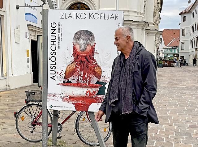 Zlatko Kopljar vor dem Ausstellungssujet, das sich mit „Schuld und Opfer“ auseinandersetzt. 